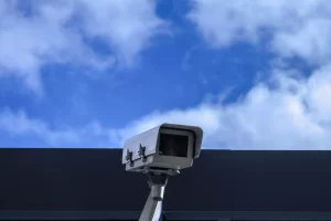 كم عدد كاميرات مراقبة للمحلات التجارية ؟ 2023